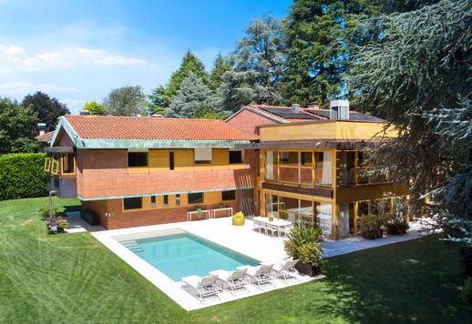 Lenyűgöző modern villa eladó Como megyében: elegancia és magánélet Lombardia szívében. Image 2