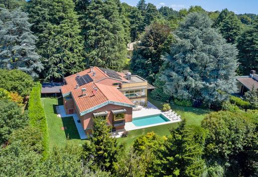 Lenyűgöző modern villa eladó Como megyében: elegancia és magánélet Lombardia szívében. Image 1