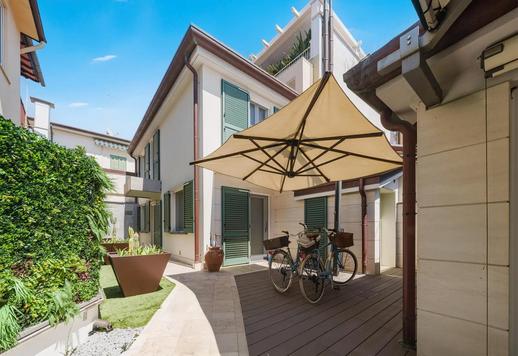 Villa ved sjøen til salgs i Versilia: Energieffektivitet og Domotic-komfort Image 1