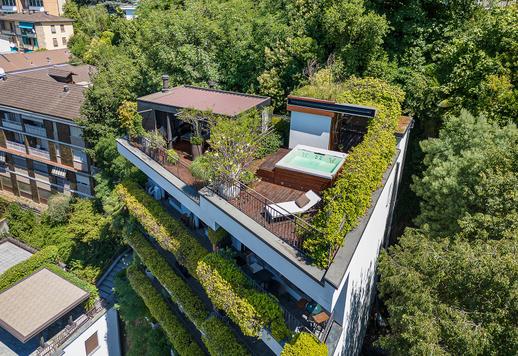  Prestigiosa villa indipendente con terrazza panoramica e arredi di design in vendita tra Italia e Svizzera Image 2
