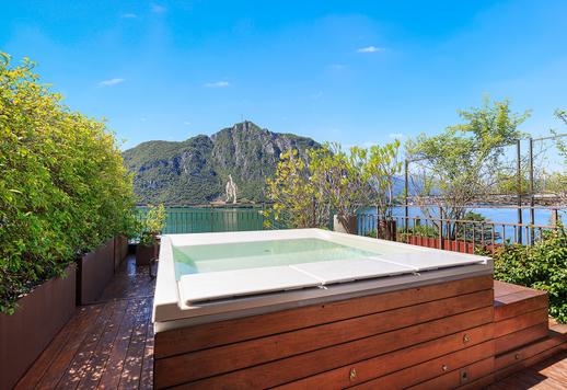  Prestigiosa villa indipendente con terrazza panoramica e arredi di design in vendita tra Italia e Svizzera Image 5