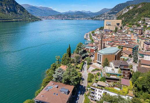  Prestigiosa villa indipendente con terrazza panoramica e arredi di design in vendita tra Italia e Svizzera Image 3