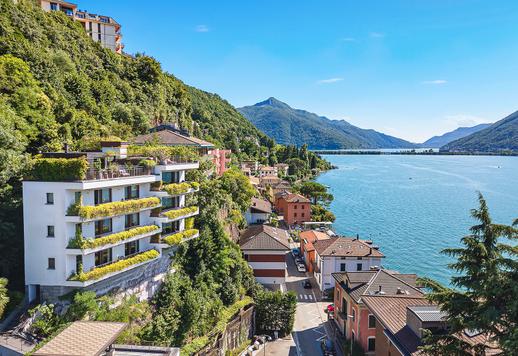  Prestigiosa villa indipendente con terrazza panoramica e arredi di design in vendita tra Italia e Svizzera Image 1