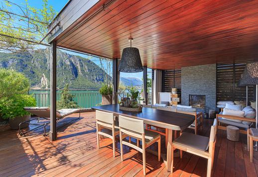 Prestigiosa villa indipendente con terrazza panoramica e arredi di design in vendita tra Italia e Svizzera Image 6