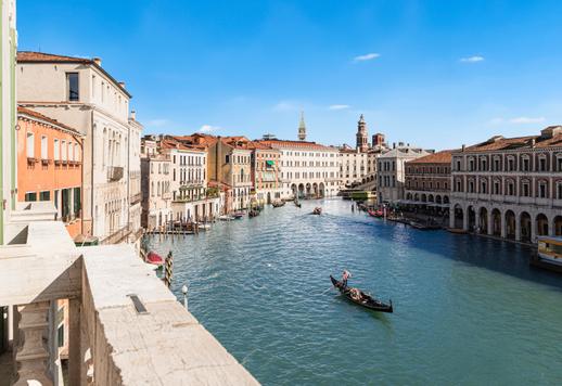 Apartamento finamente renovado con vistas al Gran Canal de Venecia en venta, combinando historia y diseño. Image 7