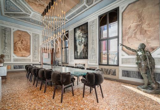 Apartamento finamente renovado con vistas al Gran Canal de Venecia en venta, combinando historia y diseño. Image 3