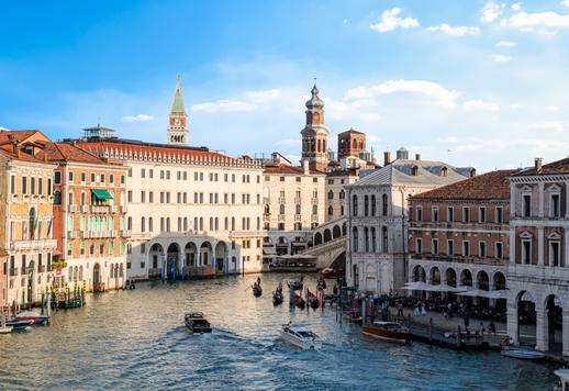 Apartamento finamente renovado con vistas al Gran Canal de Venecia en venta, combinando historia y diseño. Image 2