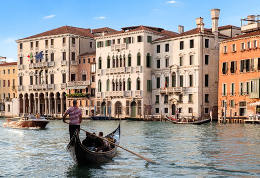 Apartamento finamente renovado con vistas al Gran Canal de Venecia en venta, combinando historia y diseño. Image 1