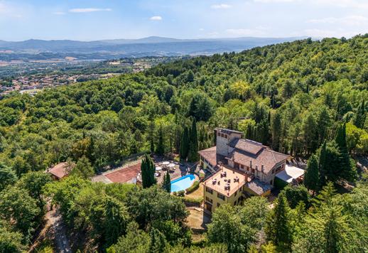 Albergo con ampio parco privato in vendita tra la Val d'Orcia e la Val di Chiana Image 1