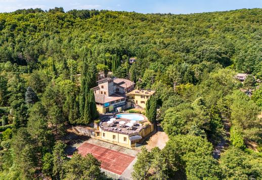 Albergo con ampio parco privato in vendita tra la Val d'Orcia e la Val di Chiana Image 2
