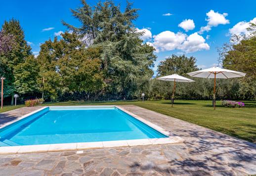 Tuscan farmhouse with pool for sale in Cortona Image 5