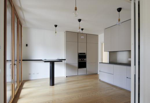 Adiacente a Corso Italia, nel centro di Milano, è in vendita una soluzione moderna con terrazzo, balcone e garage  Image 6