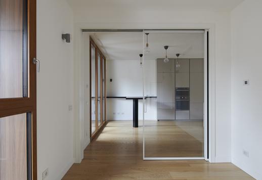 Adiacente a Corso Italia, nel centro di Milano, è in vendita una soluzione moderna con terrazzo, balcone e garage  Image 5