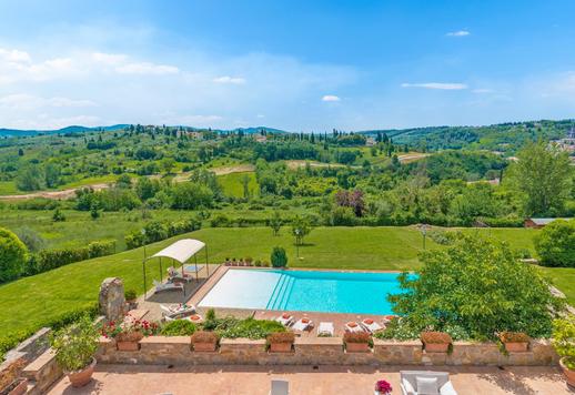 Esclusiva villa del XVII secolo finemente ristrutturata con piscina a sale e 5.000 mq di parco panoramico in vendita a Firenze Image 1