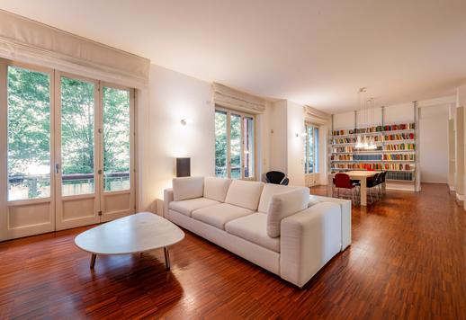 Helle, renovierte Vierzimmerwohnung in einem eleganten Gebäude mit Aufzug in Mailand zu verkaufen Image 1