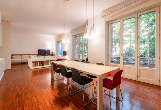 Helle, renovierte Vierzimmerwohnung in einem eleganten Gebäude mit Aufzug in Mailand zu verkaufen Image 2