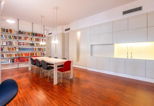 Helle, renovierte Vierzimmerwohnung in einem eleganten Gebäude mit Aufzug in Mailand zu verkaufen Image 3