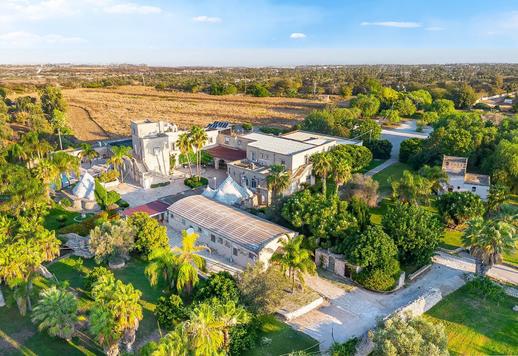 Wohnsitz aus dem 18. Jh. mit Trulli, eingebettet in die grüne Landschaft Apuliens, zu verkaufen Image 2