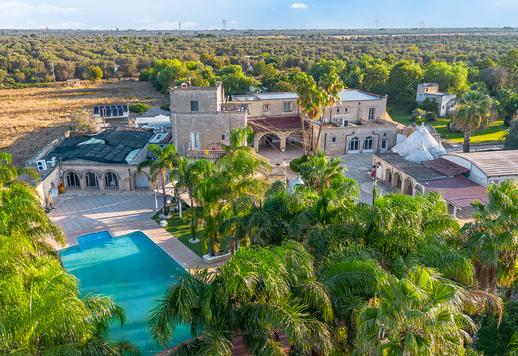 Wohnsitz aus dem 18. Jh. mit Trulli, eingebettet in die grüne Landschaft Apuliens, zu verkaufen Image 1
