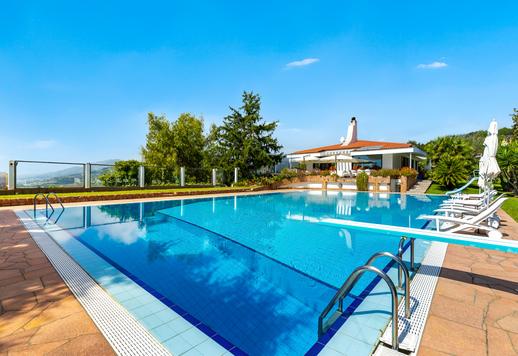 Elegante residencia de lujo con amplia piscina y 2 hectáreas de parque privado en la Riviera dei Fiori. Image 2