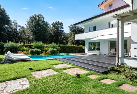 Prestigieuze moderne villa met ruime tuin en luxe afwerking te koop in Versilia Image 5
