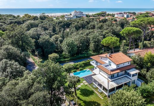 Prestigieuze moderne villa met ruime tuin en luxe afwerking te koop in Versilia Image 2