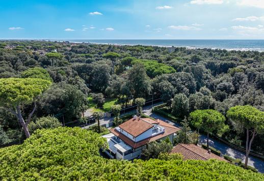Prestigieuze moderne villa met ruime tuin en luxe afwerking te koop in Versilia Image 1
