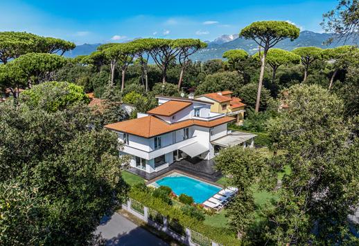 Prestigieuze moderne villa met ruime tuin en luxe afwerking te koop in Versilia Image 3