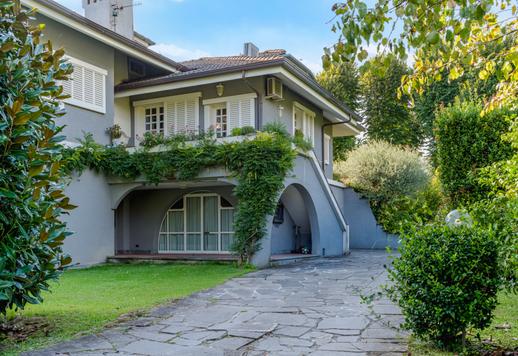Lenyűgöző villa nagy privát parkkal eladó az exkluzív Versilia régióban Image 8