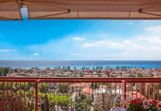 Apartamento de lujo de dos plantas con solárium panorámico en venta en Liguria Image 8