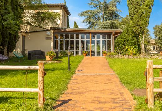 Urokliwa luksusowa nieruchomość z 10 apartamentami i wielowiekowym parkiem na sprzedaż pomiędzy Sieną i San Gimignano Image 6