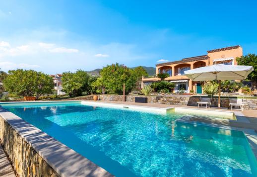 Elegante villa con jardín, terraza panorámica y piscina en venta en San Remo Image 1