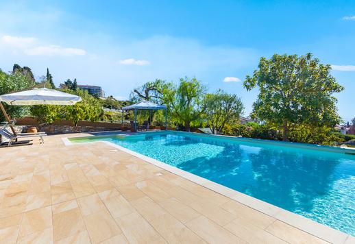 Elegante villa con jardín, terraza panorámica y piscina en venta en San Remo Image 2