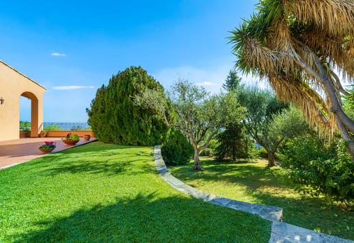 Elegante villa con jardín, terraza panorámica y piscina en venta en San Remo Image 8