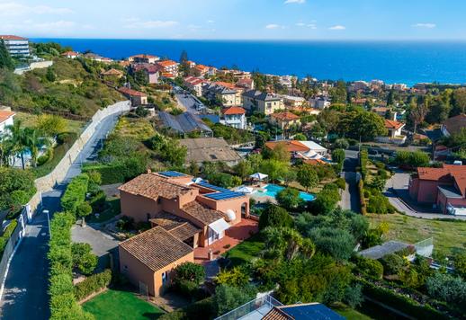 Elegante villa con jardín, terraza panorámica y piscina en venta en San Remo Image 4