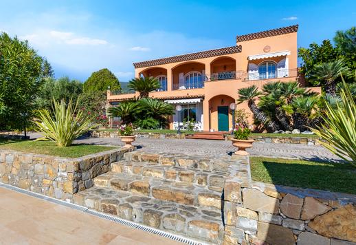 Elegante villa con jardín, terraza panorámica y piscina en venta en San Remo Image 7