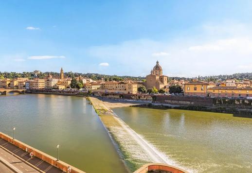 Elegante apartamento de dois andares com terraço e vista panorâmica do rio Arno à venda em Florença Image 1