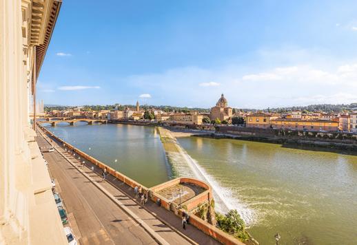 Elegante apartamento de dois andares com terraço e vista panorâmica do rio Arno à venda em Florença Image 2