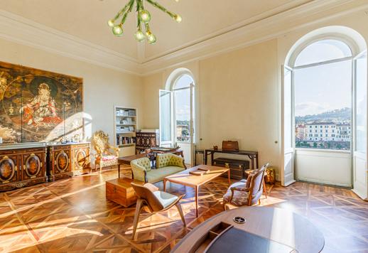 Elegante apartamento de dois andares com terraço e vista panorâmica do rio Arno à venda em Florença Image 3