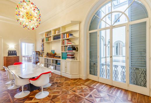 Elegante apartamento de dois andares com terraço e vista panorâmica do rio Arno à venda em Florença Image 5