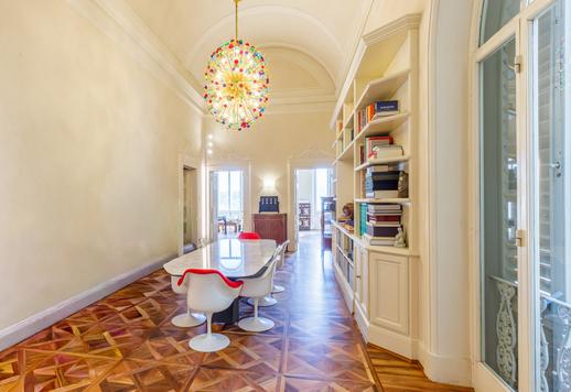 Elegante apartamento de dois andares com terraço e vista panorâmica do rio Arno à venda em Florença Image 7