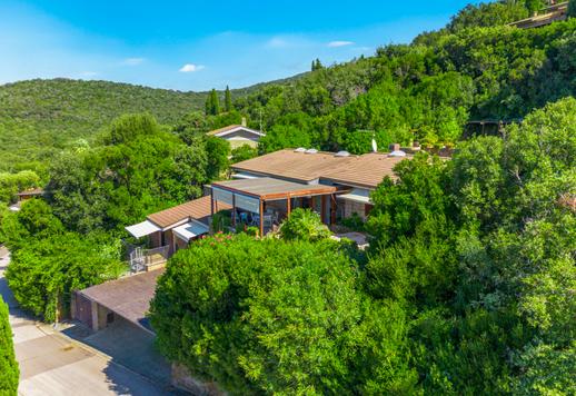 Toskana&#39;da satılık panoramik bahçeli prestijli müstakil villa Image 3