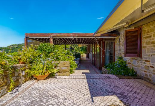 Toskana&#39;da satılık panoramik bahçeli prestijli müstakil villa Image 7