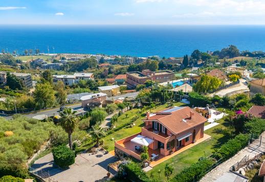 Moradia exclusiva com jardim tropical e piscina à venda na Riviera dei Fiori, na Ligúria Image 1
