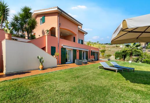 Exkluzív villa trópusi kerttel és medencével eladó Liguria Riviera dei Fiori részén Image 2