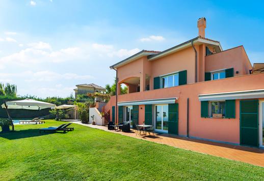 Exkluzív villa trópusi kerttel és medencével eladó Liguria Riviera dei Fiori részén Image 1