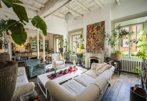 Luxe appartement in Scandinavische stijl met antieke vloeren te koop in het hart van Bologna Image 1