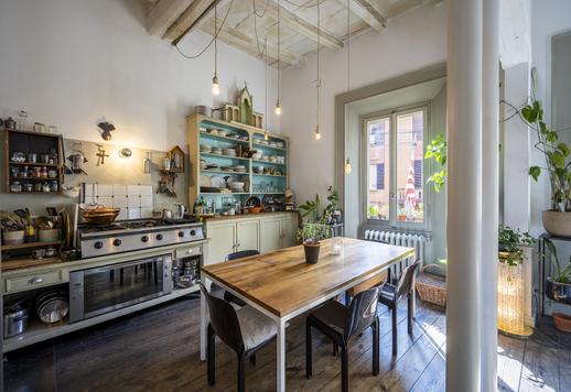 Luxe appartement in Scandinavische stijl met antieke vloeren te koop in het hart van Bologna Image 9