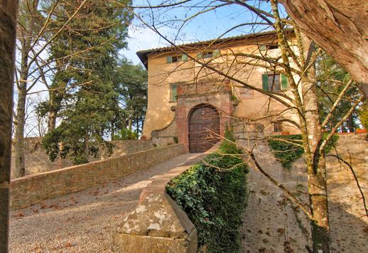 Sienoje parduodama istorinė žemės ūkio bendrovė su pagrindine vila ir vyno bei ypač tyro alyvuogių aliejaus gamyba. Image 3