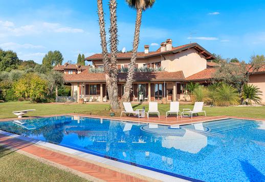 Villa di lusso con ampio parco privato e palestra in vendita a Padenghe sul Garda Image 2